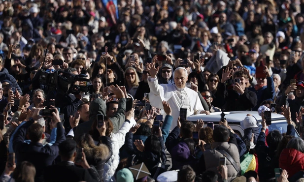 Papież przestrzega przed skupianiem się na sobie, co skutkuje samotnością i narcyzmem