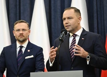 Prezydent RP Karol Nawrocki (P) i szef KPRP Zbigniew Bogucki (L)