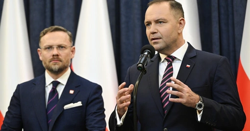 Prezydent RP Karol Nawrocki (P) i szef KPRP Zbigniew Bogucki (L)