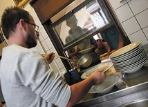 Przez żołądek do serca. Ponad 3 miliony posiłków rocznie przygotowuje Caritas Polska dla potrzebujących