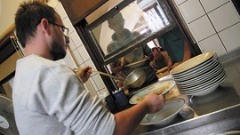 Przez żołądek do serca. Ponad 3 miliony posiłków rocznie przygotowuje Caritas Polska dla potrzebujących