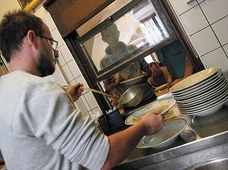 Przez żołądek do serca. Ponad 3 miliony posiłków rocznie przygotowuje Caritas Polska dla potrzebujących