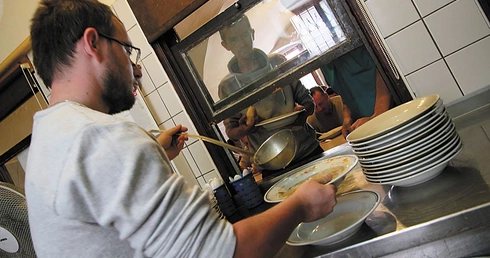 Przez żołądek do serca. Ponad 3 miliony posiłków rocznie przygotowuje Caritas Polska dla potrzebujących