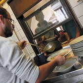 Przez żołądek do serca. Ponad 3 miliony posiłków rocznie przygotowuje Caritas Polska dla potrzebujących