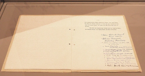 Ostatnia strona Orędzia biskupów polskich  do niemieckich, podpisanego przez 34 polskich biskupów, uczestników Soboru Watykańskiego II.  