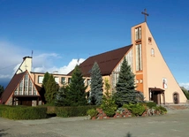  Parafię zamieszkuje w ogromnej większości rdzenna ludność kaszubska. To skonsolidowana społeczność, która cały czas się rozwija.