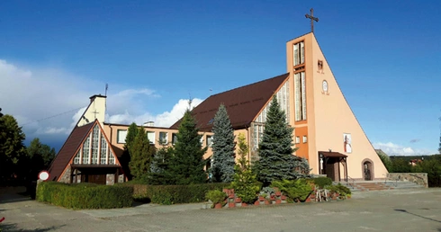  Parafię zamieszkuje w ogromnej większości rdzenna ludność kaszubska. To skonsolidowana społeczność, która cały czas się rozwija.