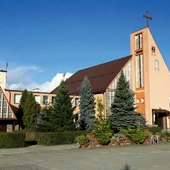  Parafię zamieszkuje w ogromnej większości rdzenna ludność kaszubska. To skonsolidowana społeczność, która cały czas się rozwija.