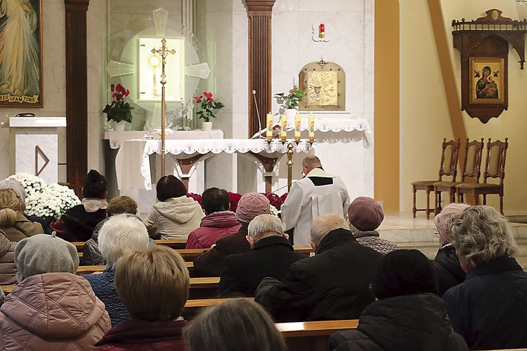  Nauki, które odbywały się w kaplicy Miłosierdzia Bożego poprzedzała modlitwa przed Najświętszym Sakramentem.