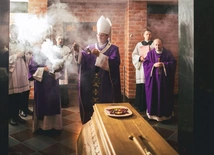 Zwieńczeniem liturgii  była modlitwa w krypcie  biskupów gdańskich.