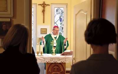  Błogosławiąc dom, abp Wojda prosił Boga, by był on zawsze przestrzenią nadziei i pokoju.