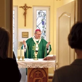  Błogosławiąc dom, abp Wojda prosił Boga, by był on zawsze przestrzenią nadziei i pokoju.