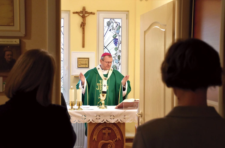  Błogosławiąc dom, abp Wojda prosił Boga, by był on zawsze przestrzenią nadziei i pokoju.
