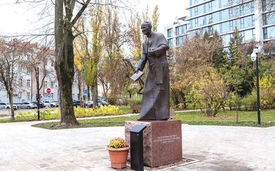 Pomnik ks. prof. Idziego Radziszewskiego stoi w centralnej części placu.