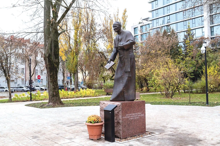 Pomnik ks. prof. Idziego Radziszewskiego stoi w centralnej części placu.