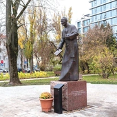 Pomnik ks. prof. Idziego Radziszewskiego stoi w centralnej części placu.