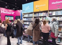 Stoiska wystawców oblegali poszukiwacze dobrych lektur i okazji cenowych.