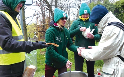  Ewelina (w środku), wraz z innymi wolontariuszami Zupy za Ratuszem w Bielsku-Białej, stara się  pomóc zmienić życie tych,  którzy znaleźli się na ulicy.