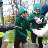  Ewelina (w środku), wraz z innymi wolontariuszami Zupy za Ratuszem w Bielsku-Białej, stara się  pomóc zmienić życie tych,  którzy znaleźli się na ulicy.