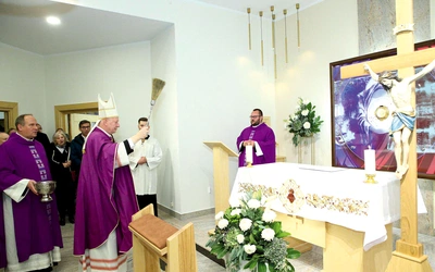  – Przychodźmy do tej kaplicy na spotkanie  ze Zbawicielem, na rozmowę z Nim – zachęcał  w homilii pasterz.