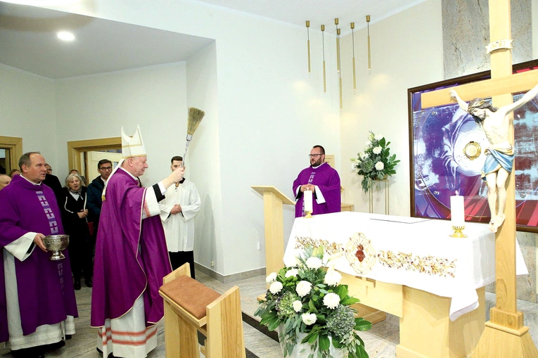  – Przychodźmy do tej kaplicy na spotkanie  ze Zbawicielem, na rozmowę z Nim – zachęcał  w homilii pasterz.