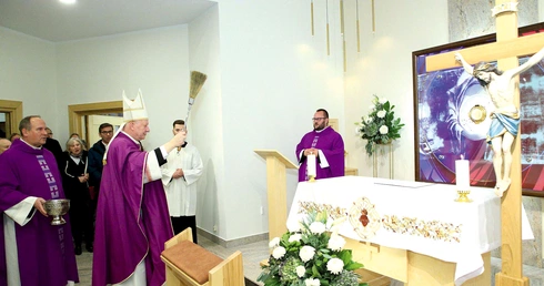  – Przychodźmy do tej kaplicy na spotkanie  ze Zbawicielem, na rozmowę z Nim – zachęcał  w homilii pasterz.