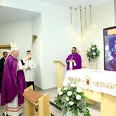  – Przychodźmy do tej kaplicy na spotkanie  ze Zbawicielem, na rozmowę z Nim – zachęcał  w homilii pasterz.