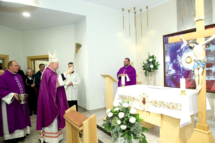  – Przychodźmy do tej kaplicy na spotkanie  ze Zbawicielem, na rozmowę z Nim – zachęcał  w homilii pasterz.