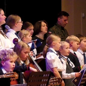 Uczniowsko-rodzicielski chór szkoły Skała zaprosił do wspólnego śpiewania dla ojczyzny.