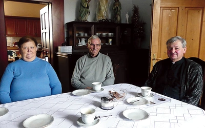  Ks. proboszcz Dariusz Paneth z Małgorzatą Wowry i Marianem Karoskiem z rady parafialnej.