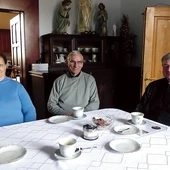  Ks. proboszcz Dariusz Paneth z Małgorzatą Wowry i Marianem Karoskiem z rady parafialnej.