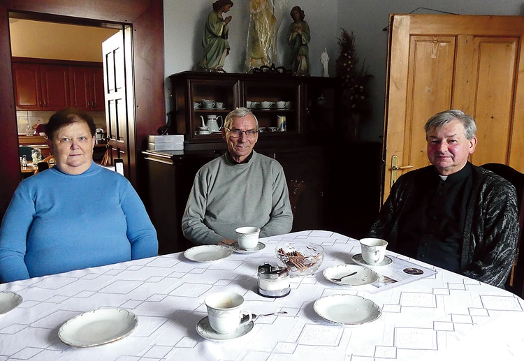  Ks. proboszcz Dariusz Paneth z Małgorzatą Wowry i Marianem Karoskiem z rady parafialnej.