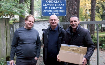 Lider wspólnoty Andrzej Golik (w środku) z Andrzejem Sitarzem (z prawej) i Kacprem Kulawikiem po spotkaniu z Dobrą Nowiną wśród kobiet osadzonych w zakładzie karnym w Turawie.