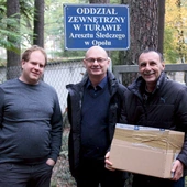 Lider wspólnoty Andrzej Golik (w środku) z Andrzejem Sitarzem (z prawej) i Kacprem Kulawikiem po spotkaniu z Dobrą Nowiną wśród kobiet osadzonych w zakładzie karnym w Turawie.