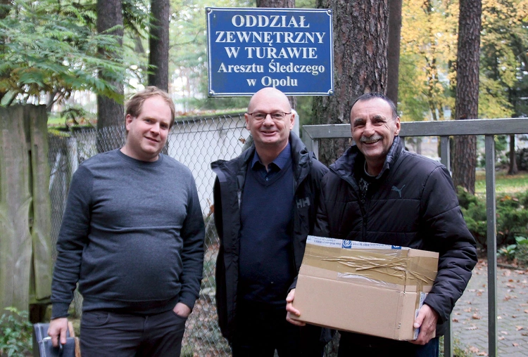 Lider wspólnoty Andrzej Golik (w środku) z Andrzejem Sitarzem (z prawej) i Kacprem Kulawikiem po spotkaniu z Dobrą Nowiną wśród kobiet osadzonych w zakładzie karnym w Turawie.