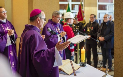 We Mszy św. wzięli udział przedstawiciele dyrekcji Polskiej Grupy Górniczej, pracownicy kopalń oraz rodziny zmarłych górników. 