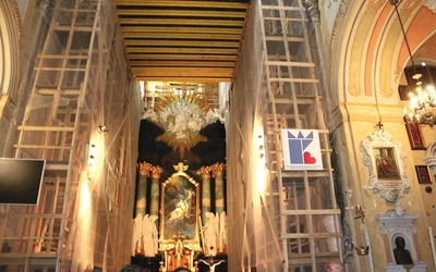 W świątyni skałecznej stoją już rusztowania, niezbędne do przeprowa-dzania prac konserwatorskich. 