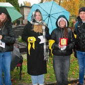 Zuzia, Michalina i Ola z ks. Rafałem kwestują na cmentarzu w Słupsku.