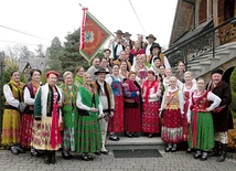 Mocna ekipa ZP przed miejscową drewnianą kaplicą, w której odbyła się Msza św. dziękczynna.