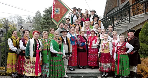 Mocna ekipa ZP przed miejscową drewnianą kaplicą, w której odbyła się Msza św. dziękczynna.