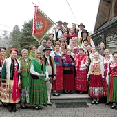 Mocna ekipa ZP przed miejscową drewnianą kaplicą, w której odbyła się Msza św. dziękczynna.