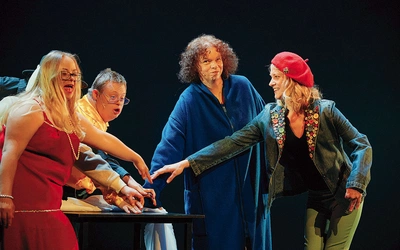 Deski teatralne to dla nich doskonała forma terapii.