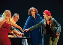 Deski teatralne to dla nich doskonała forma terapii.