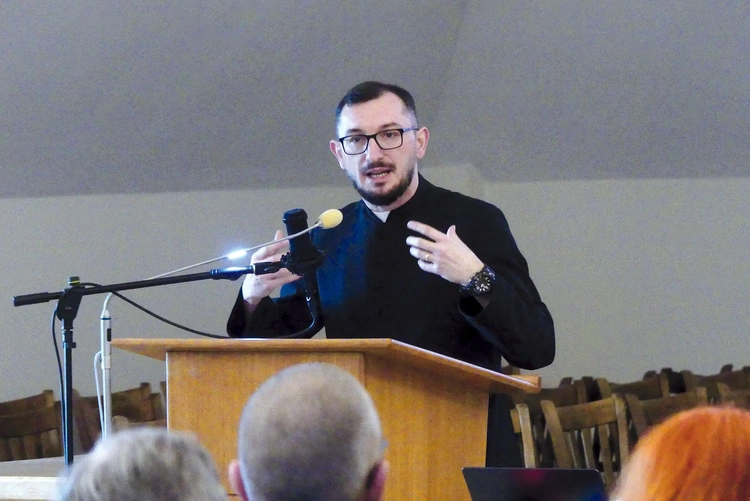 Ks. Adrian Mętel, moderator Dzieła Biblijnego i opiekun Szkoły Biblijnej w naszej diecezji, zaprasza do hałcnowskiej świątyni.