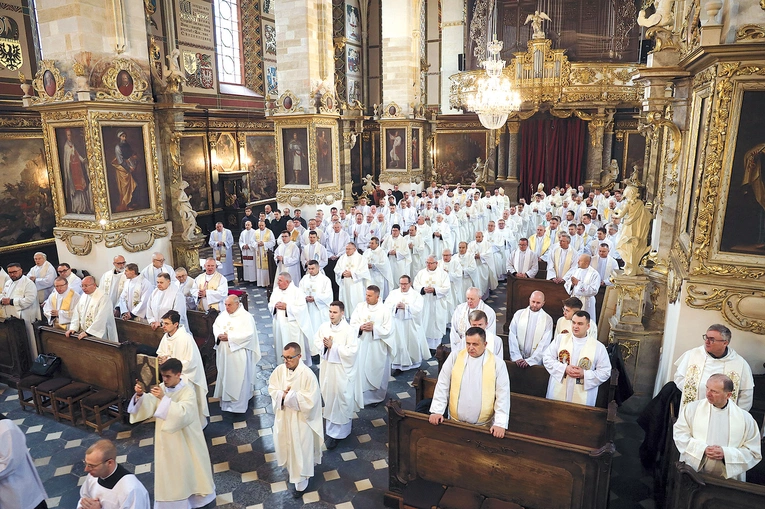 Duchowni zgromadzili się w katedrze, by odnowić swoją więź z Chrystusem i Kościołem.