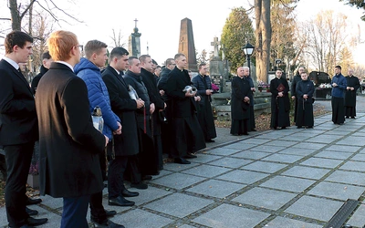 Przy grobie biskupów radomskich seminarzyści odmówili Koronkę  do Miłosierdzia Bożego.