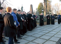 Przy grobie biskupów radomskich seminarzyści odmówili Koronkę  do Miłosierdzia Bożego.