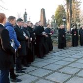 Przy grobie biskupów radomskich seminarzyści odmówili Koronkę  do Miłosierdzia Bożego.