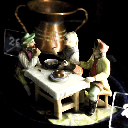 „Kram wenecki”. Miniaturowa grupa figuralna z porcelany (ok. 1770 r.), prezentowana w „Gabinecie rozmaitości”. 