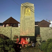 Na pomnikach umieszczana była często postać kobiety-anioła, niosącej wieniec umierającemu żołnierzowi, rzadziej Jezusa. Tu Kriegerdenkmal w Twardawie, w centrum wioski, tuż przy cmentarzu. 